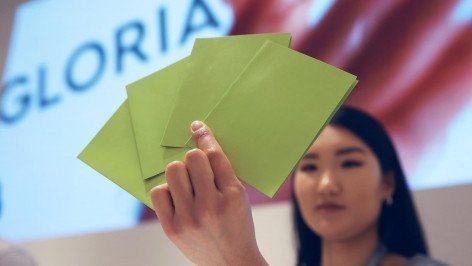 Подарочные сертификаты в руках у продавца