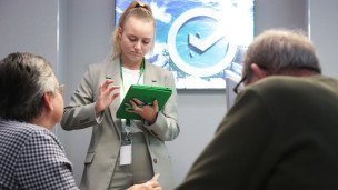 Специалистка с посетителями в офисе банка