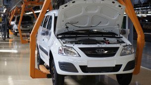 Автомобиль Lada Largus на сборочном конвейере завода