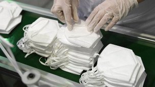 Крупный план, руки укладывают Медицинские маски