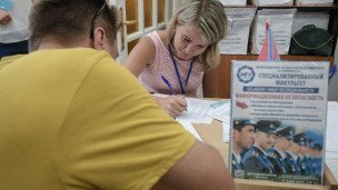 Приемная компания мужина со спины подписывает документы