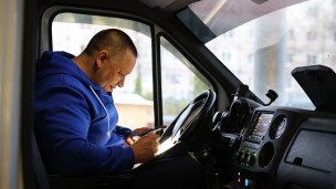 водитель за рулем автомобиля