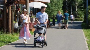 Горожане с детьми в парке