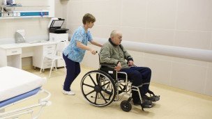 Медсестра везет пациента