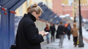 Девушка с телефоном на улице