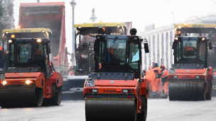 Дорожная техника во время работ по замене асфальтового покрытия