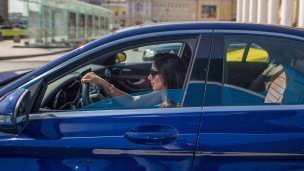 Девушка в автомобиле
