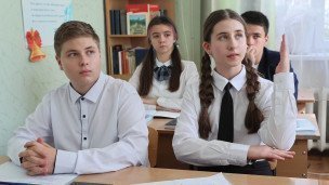 Ученики за партой во время урока 