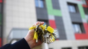Связка ключей от квартир многоэтажного жилого дома 