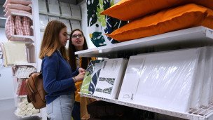 Девушки в торговом центре