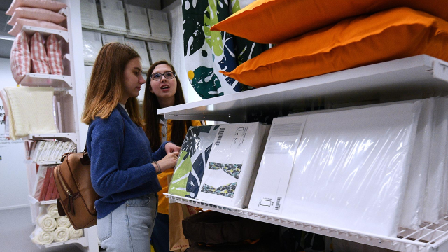 Девушки в торговом центре