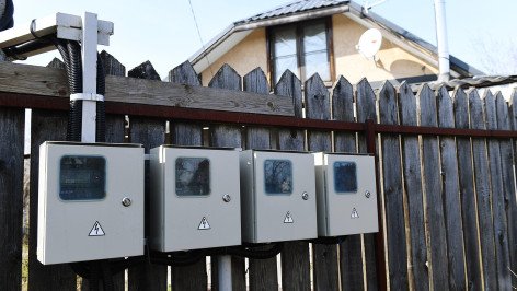 Schetchiki-elektroenergii-na-dache