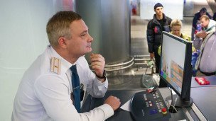 Сотрудник таможенной службы во время досмотра