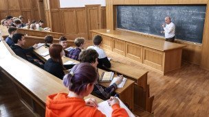 Студенты и преподаватель во время занятий