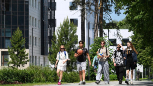 Студенты в кампусе университета