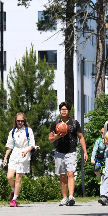 Студенты в кампусе университета