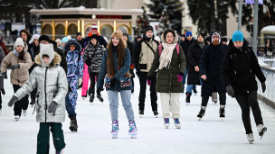 Отдыхающие на катке