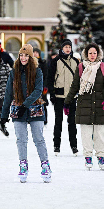 Отдыхающие на катке