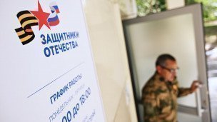 Военнослужащий выходит из филиала фонда "Защитники Отечества"