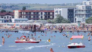 Отдыхающие на пляже Черного моря