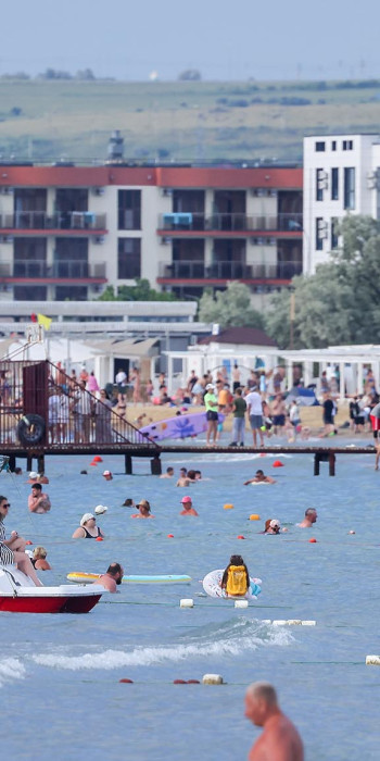 Отдыхающие на пляже Черного моря