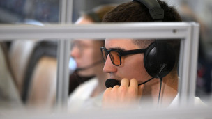 Сотрудник колл-центра принимают звонки на горячую линию