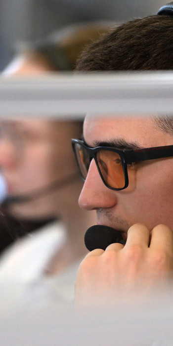 Сотрудник колл-центра принимают звонки на горячую линию