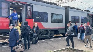 Пассажиры во время пересадки с автобуса, временно курсирующего по маршруту Вязьма — Семлево