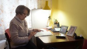 Пенсионерка с документами