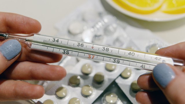 Лекарственные препараты и градусник