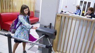 Турникет и пункт охраны при входе в здание школы
