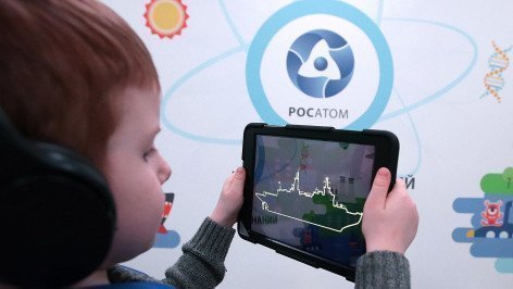 Ребенок в мастерской "Корпорация знаний" госкорпорации "Росатом"