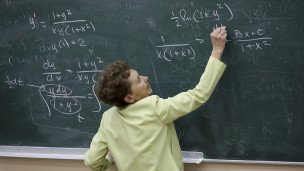 Преподавательница  в аудитории университета