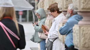 Женщина с кошельком на улице