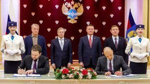 Дмитрий Ядров и Владимир Куликов во время подписания соглашения