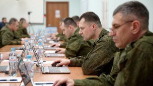 Военнослужащие за компьютерами