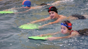 Дети занимаются в бассейне