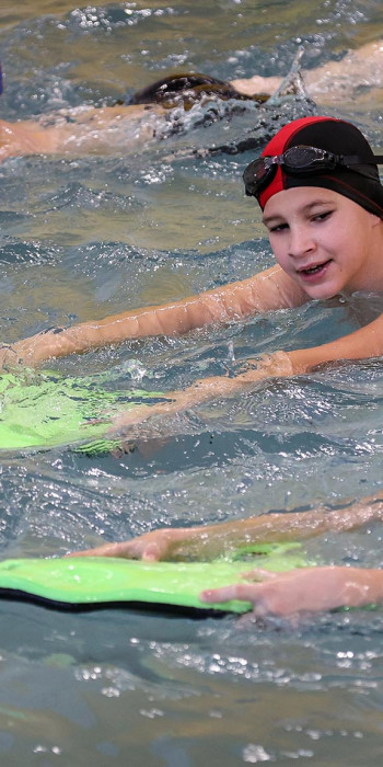 Дети занимаются в бассейне