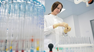 Сотрудница в лаборатории 