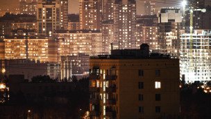 mnogokvartirnye-doma-panoramnyj-vid-na-vechernij-gorod