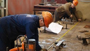 Рабочие в цехе машиностроительного предприятия