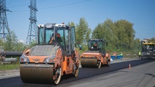 Рабочие во время ремонта дороги 