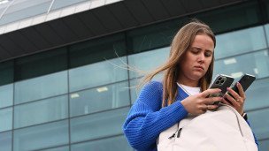 Девушка с телефоном