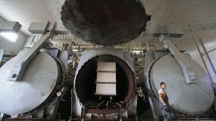 Рабочий в одном из цехов завода по производству газосиликатного бетона
