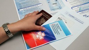 Полис ОМС лежит на столе