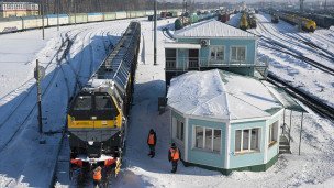 Снегоуборочный поезд во время работы на железнодорожной станции 