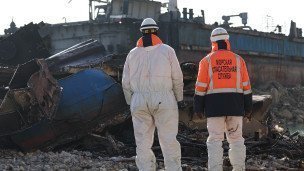  Сотрудники экстренных служб во время демонтажа танкера
