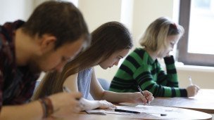 Студенты на экзамене 