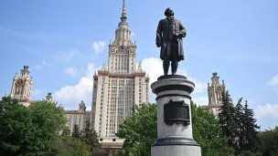 Памятник М. В. Ломоносову перед главным зданием Московского государственного университета имени М. В. Ломоносова (МГУ)