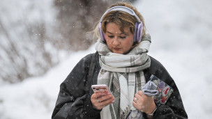 Девушка на улице во время снегопада 